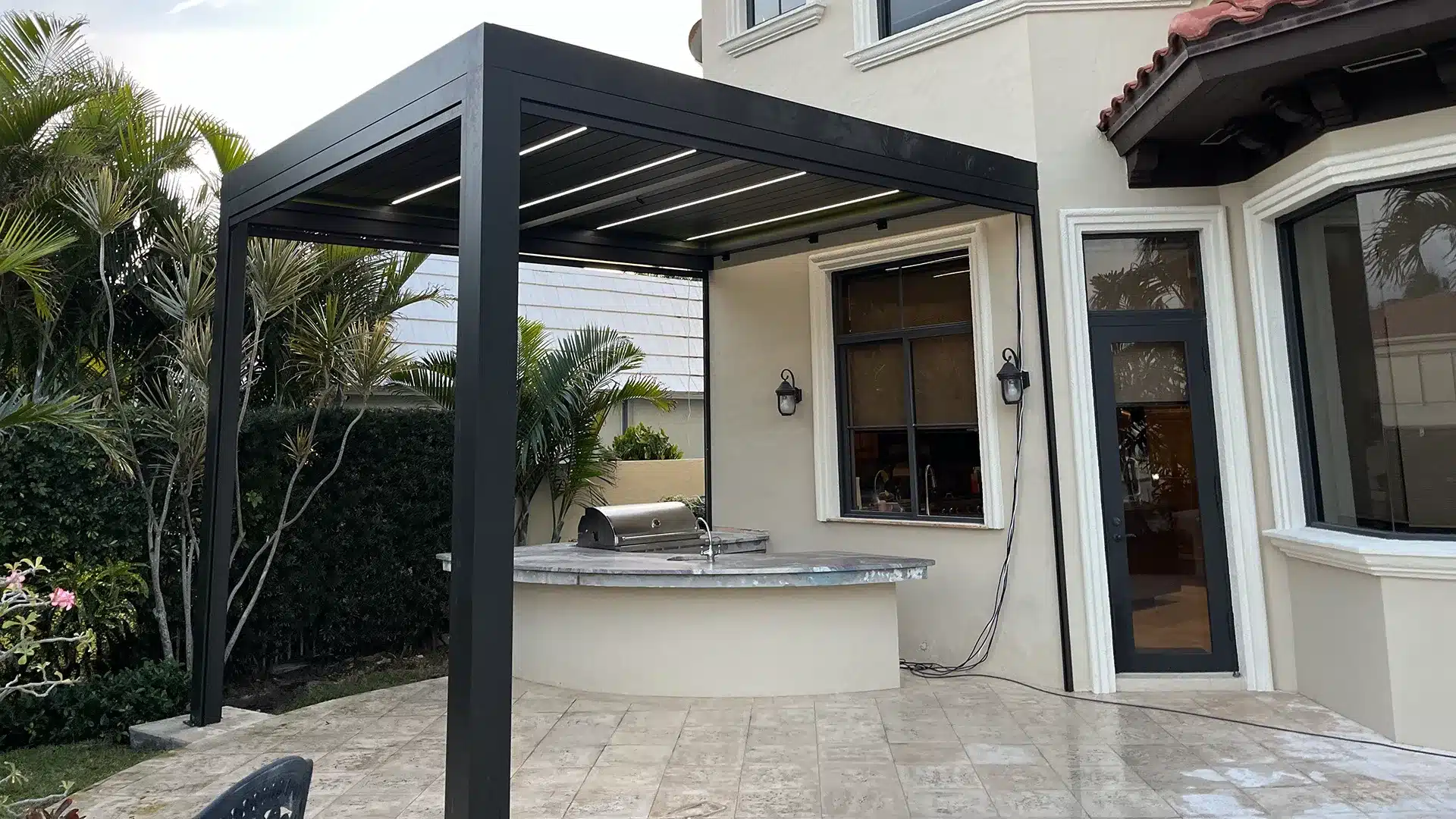 Basic pergola covering outdoor kitchen