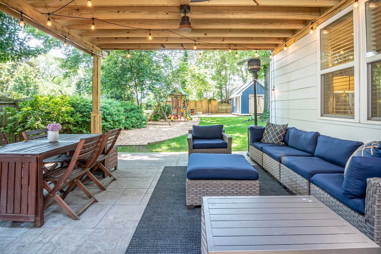 louvered pergola with retractable screen